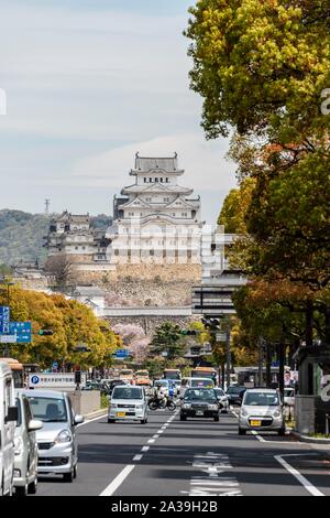 Street e il City Himeji, il castello di Himeji, Himeji-jo, Shirasagijo o airone bianco, il castello di Himeji, Prefettura di Hyogo, Giappone Foto Stock