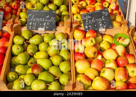 Alle mele e pere fresche con i cartellini dei prezzi in scatole di legno in un mercato in stallo, Germania Foto Stock