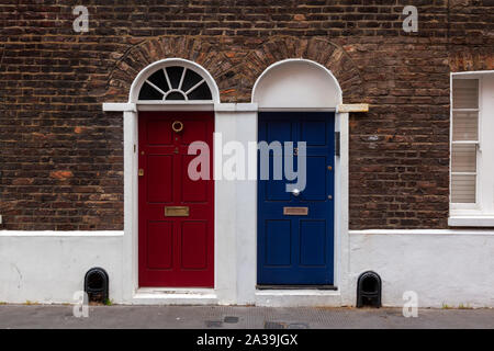 Londra, Inghilterra, tipico inglese porte nel quartiere di Islington. Foto Stock