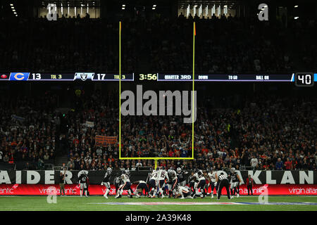 Tottenham Hotspur Stadium, Londra, Regno Unito. 6 Ottobre, 2019. National Football League, Chicago Bears contro Oakland Raiders; Chicago Bears Kicker Eddy Pi&#xf1;eiro (15) converte un field goal - Editoriale usare carte di credito: Azione Plus sport/Alamy Live News Foto Stock