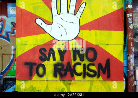 Un segno di graffiti a leggere "dire no al razzismo", Basilea, Svizzera Foto Stock