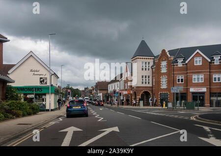 La trafficata cittadina di Healthfield, East Sussex, Regno Unito Foto Stock