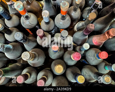 Vecchia bottiglia di vino collezione visto dall'alto Foto Stock