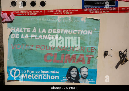 Aigaliers, Francia. 23 Agosto, 2019. Un poster sbiaditi per chiedere agli elettori di sostegno Jean-Luc Mélenchon in occasione delle elezioni europee del maggio 2019 al fine di Foto Stock