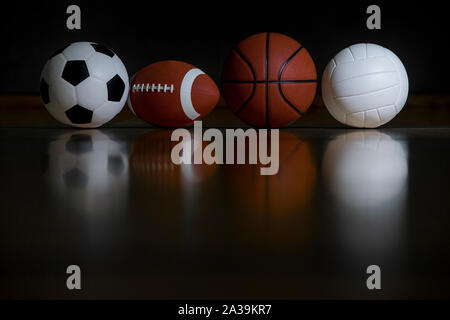 Close-up di diverse attrezzature sportive isolati su sfondo nero Foto Stock