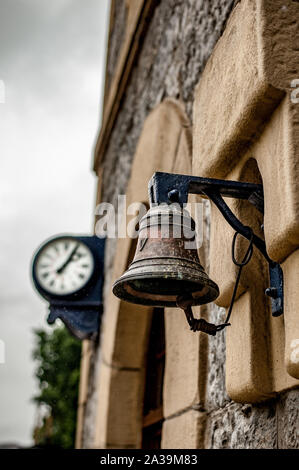 Vecchia stazione ferroviaria orologio - Foto Stock: Foto, Immagini ©  yos_moes 51937363