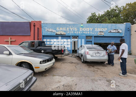 Di scena a Smiley's Body Shop, un auto-repair shop in un modesto quartiere di Dallas, Texas Foto Stock