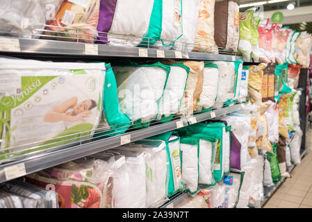 Minsk, Bielorussia - 27 Settembre 2019: il contatore con vari cuscini in un supermercato. Foto Stock