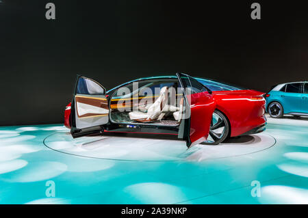 Francoforte - Sep 15, 2019: Rosso Volkswagen Vizzion ID o VW I.D. Vizzion. Autonomo elettrico concept car a IAA 2019 Frankfurt Motor Show. Vista laterale Foto Stock