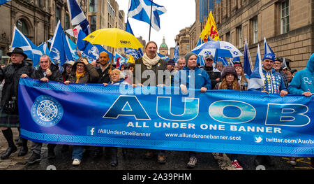 Chris Law MP e i sostenitori dell'indipendenza scozzese hanno partecipato a un raduno "All Under One Banner - AUOB" - Edimburgo, Scozia, Regno Unito - 05 ottobre 2019 Foto Stock