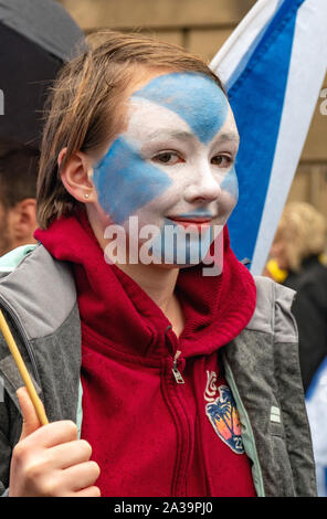 Edimburgo, Scozia, Regno Unito - 05 Ottobre 2019 - molte migliaia di Scottish i sostenitori dell'indipendenza ha preso parte in un "tutto sotto uno striscione - AUOB rally". Foto Stock