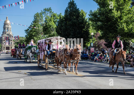 Una scena di uno dei quasi-parate quotidiana attraverso il centro cittadino di Cheyenne durante l annuale Cheyenne Frontier Days celebrazione nella capitale del Wyoming Foto Stock