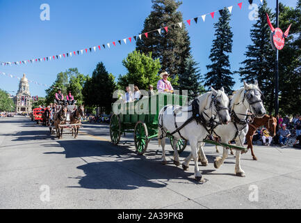 Una scena di uno dei quasi-parate quotidiana attraverso il centro cittadino di Cheyenne durante l annuale Cheyenne Frontier Days celebrazione nella capitale del Wyoming Foto Stock