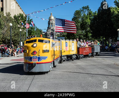 Una scena di uno dei quasi-parate quotidiana attraverso il centro cittadino di Cheyenne durante l annuale Cheyenne Frontier Days celebrazione nella capitale del Wyoming Foto Stock