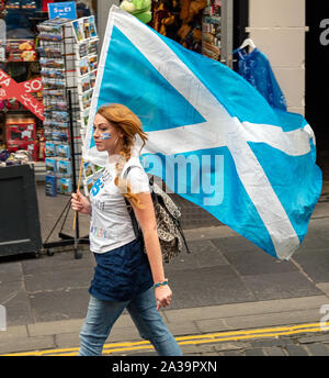 Donna con faccia dipinta che porta un abbigliamento da salumiera al 'All Under One Banner - AUOB' rally - Edinburgh, Scotland, UK - 05 Ottobre 2019 Foto Stock