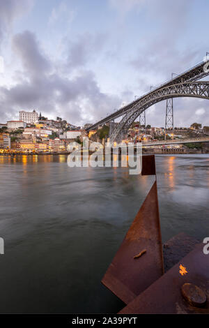 Città di Porto al tramonto, come si vede dal Cais de Gaia oltre il fiume Douro Foto Stock