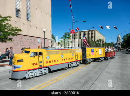 Una scena di uno dei quasi-parate quotidiana attraverso il centro cittadino di Cheyenne durante l annuale Cheyenne Frontier Days celebrazione nella capitale del Wyoming Foto Stock