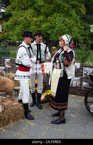 Chisinau in Moldova - Ottobre 5, 2019: giovani uomini e giovani donne nei tradizionali costumi quelle balcaniche presso un festival a Chisinau e la capitale della Moldavia. Resto in t Foto Stock
