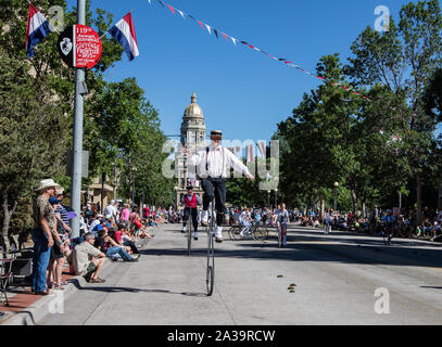 Una scena di uno dei quasi-parate quotidiana attraverso il centro cittadino di Cheyenne durante l annuale Cheyenne Frontier Days celebrazione nella capitale del Wyoming Foto Stock