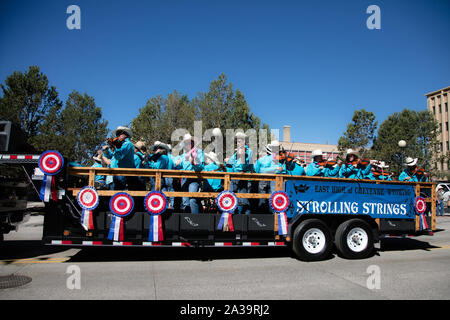 Una scena di uno dei quasi-parate quotidiana attraverso il centro cittadino di Cheyenne durante l annuale Cheyenne Frontier Days celebrazione nella capitale del Wyoming Foto Stock