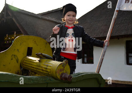 Baby girl giocando al parco giochi. Foto Stock