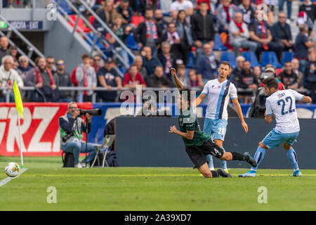 Takehiro Tomiyasu (Bologna) Jony Rodriguez Menendez (Lazio) durante l'italiano 'Serie A' match tra Bologna 2-2 Lazio a Renato Dall Ara Stadium on Ottobre 06, 2019 a Bologna, Italia. Credito: Maurizio Borsari/AFLO/Alamy Live News Foto Stock