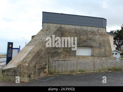 Spiaggia di spada, Normandia 09/10/2017. Bunker tedesco, Atlantic Wall, prorecting la spiaggia dall'invasione. Ora convertito. Foto Stock