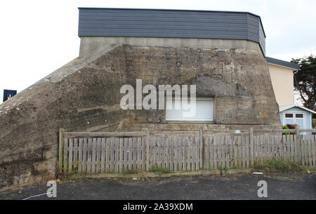 Spiaggia di spada, Normandia 09/10/2017. Bunker tedesco, Atlantic Wall, prorecting la spiaggia dall'invasione. Ora convertito. Foto Stock