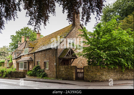 Graziosi cottage con piante rampicanti nel villaggio di Chipping Campden, nella contea inglese del Gloucestershire, Cotswolds, REGNO UNITO Foto Stock