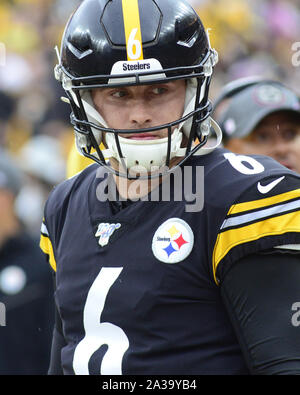 Pittsbugh, Stati Uniti. 06 ott 2019. Pittsburgh Steelers quarterback Devlin Hodges (6) si prepara ad assumere il ruolo di quarterback dopo una lesione a Pittsburgh Steelers quarterback Mason Rudolph a Heinz Field di Pittsburgh lunedì 6 ottobre 2019. ThePhoto da Archie Carpenter/UPI Credito: UPI/Alamy Live News Foto Stock