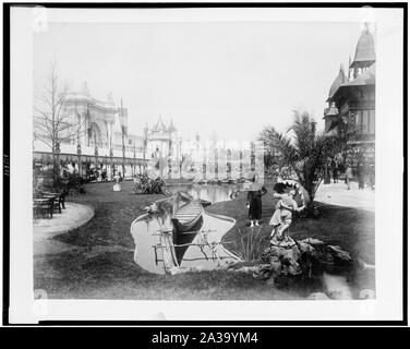 Sulla scena L'Esplanade des Invalides, con il Ministero della Guerra edificio sulla sinistra, palazzo coloniale sulla destra, Esposizione di Parigi, 1889 Foto Stock