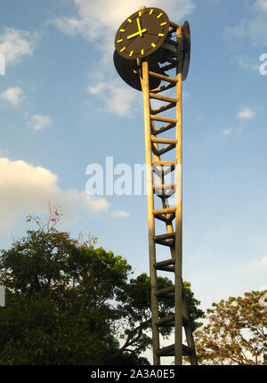 Iconico di Clock Tower in Rettorato Square, icona simbolo all' Università Centrale del Venezuela, Sito del Patrimonio Mondiale UNESCO Foto Stock