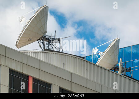 Antenne paraboliche montato sulla parte superiore di un edificio urbano nel centro cittadino di Toronto, Ontario. Foto Stock