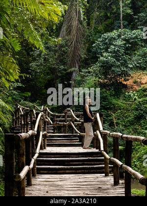 Giovani moda donna su un ponte di bambù Foto Stock