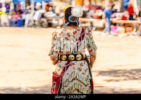 LIVE OAK CAMPEGGIO, SANTA BARBARA, CA/USA - Ottobre 5, 2019. Santa Ynez Inter-Tribal Chumash Pow Wow. Native American donna Regalia Foto Stock