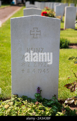 La guerra tedesca Tomba di Heinz Albrecht a caserma Beachley cimitero militare Foto Stock