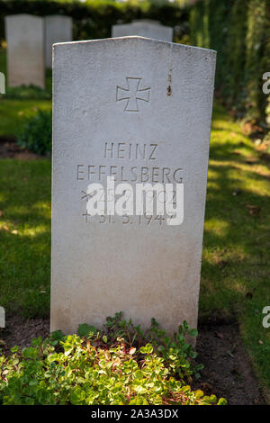 La guerra tedesca Tomba di Heinz Effelsberg a caserma Beachley cimitero militare Foto Stock