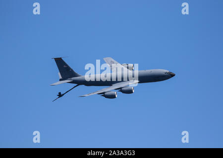 US Air Force KC 135 Stratotanker effettuando al grande Airshow Pacifico Huntington Beach California USA. l'Airshow di più grande negli Stati Uniti Foto Stock