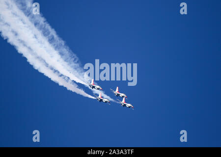 Stati Uniti Air Force aria squadrone di dimostrazione "Thunderbirds" effettuando al grande Airshow Pacifico Huntington Beach California USA. La più grande esibizione aerea Foto Stock