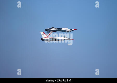 Stati Uniti Air Force aria squadrone di dimostrazione "Thunderbirds" effettuando al grande Airshow Pacifico Huntington Beach California USA. La più grande esibizione aerea Foto Stock