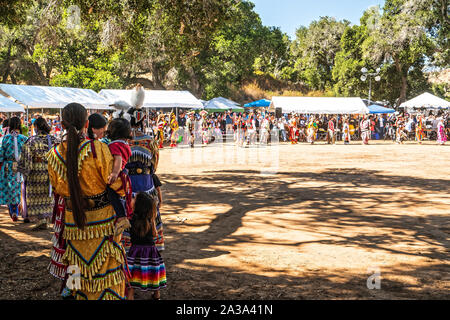 Pow Wow. Grand Entry. Nativi Americani in piena regalia muovendosi in cerchio Foto Stock