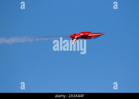 La British Royal Air Force frecce rosse effettuando al grande Airshow Pacifico Huntington Beach California USA. l'Airshow di più grande negli Stati Uniti Foto Stock