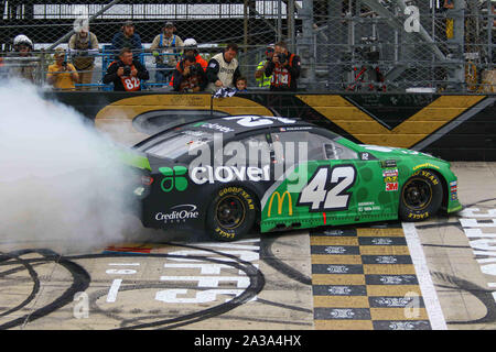 Dover, DE, STATI UNITI D'AMERICA. 6 Ottobre, 2019. KYLE LARSON (42) del Chip Ganassi Racing vince il monster energy 400 NASCAR cup series playoff gara Domenica, Ottobre 06, 2019, a Dover International Speedway di Dover, DE Credito: Saquan Stimpson/ZUMA filo/Alamy Live News Foto Stock