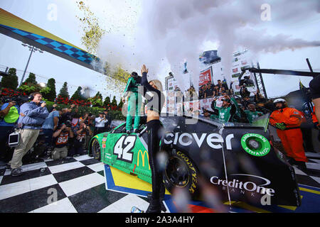 Dover, DE, STATI UNITI D'AMERICA. 6 Ottobre, 2019. KYLE LARSON (42) del Chip Ganassi Racing vince il monster energy 400 NASCAR cup series playoff gara Domenica, Ottobre 06, 2019, a Dover International Speedway di Dover, DE Credito: Saquan Stimpson/ZUMA filo/Alamy Live News Foto Stock