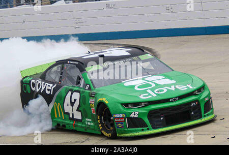 Dover, DE, STATI UNITI D'AMERICA. 6 Ottobre, 2019. KYLE LARSON (42) del Chip Ganassi Racing vince il monster energy 400 NASCAR cup series playoff gara Domenica, Ottobre 06, 2019, a Dover International Speedway di Dover, DE Credito: Saquan Stimpson/ZUMA filo/Alamy Live News Foto Stock