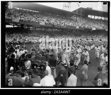 Scramble per Roosevelt pitch. Washington D.C., il 7 luglio. Rischiare di milioni di dollari dei bracci e degli arti giocatori di entrambe le squadre All-Star stadio a mad scramble per la prima sfera si accamparono presso il presidente Roosevelt per avviare il gioco 1937 oggi. Joe Moore, N.Y. Giants outfielder, catturato il tanto agognato souvenir, 7/7/37 Foto Stock