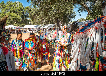 Powwow. Nativi americani da centinaia di tribù in tutta la parte occidentale e sud-ovest membri raccogliere a Santa Ynez Inter-Tribal Chumash Pow Wow. Foto Stock