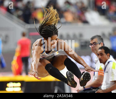 Doha in Qatar. Credito: MATSUO. 6 Ottobre, 2019. Abigail Irozuru (GBR) : atletica leggera IAAF World Championships Doha 2019 Donne Salto in lungo Finale Al Khalifa International Stadium di Doha, in Qatar. Credito: MATSUO .K AFLO/sport/Alamy Live News Foto Stock