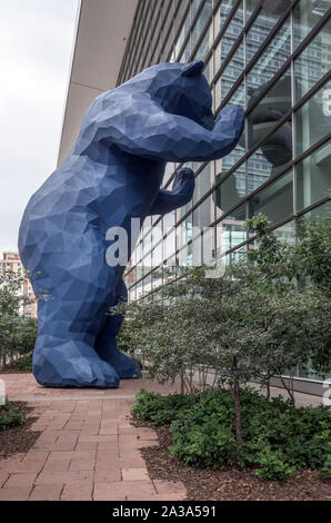 Scultore Lawrence Argent del grande orso blu coetanei in Denver, Colorado convention center in una presentazione che Argent chiamate non vedo che cosa si intende per Foto Stock