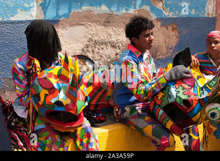 Venezuelano demoni danzanti di Naiguata in costume che rappresentano i pesci UNESCO Patrimonio culturale immateriale sulla festa del Corpus Domini Foto Stock